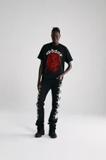 SP5DER LEGACY LOGO HW TEE BLACK POSE IN